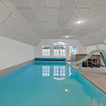 Large 18-person Pool House With Activity Room, Built In 2011