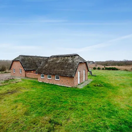 Large 18-person Pool House With Activity Room, Built In 2011, Holiday home *