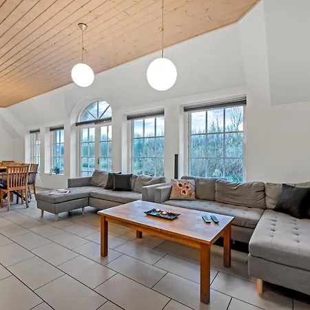 Large 18-person Pool House With Activity Room, Built In 2011, Holiday home *