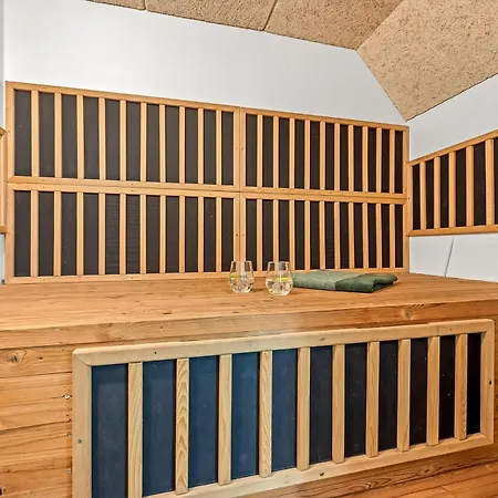Holiday home Large 18-person Pool House With Activity Room, Built In 2011,