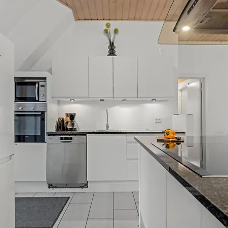 Holiday home Large 18-person Pool House With Activity Room, Built In 2011,