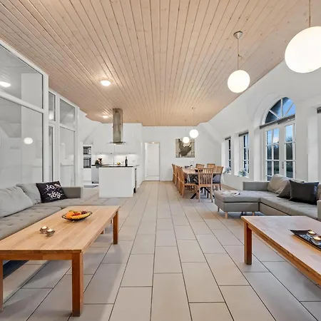 Large 18-person Pool House With Activity Room, Built In 2011, Holiday home