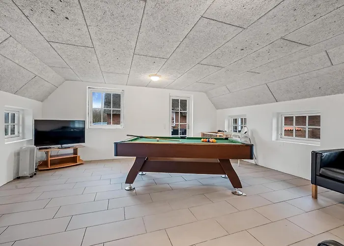 Large 18-person Pool House With Activity Room, Built In 2011 *