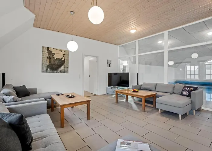 Large 18-person Pool House With Activity Room, Built In 2011 *